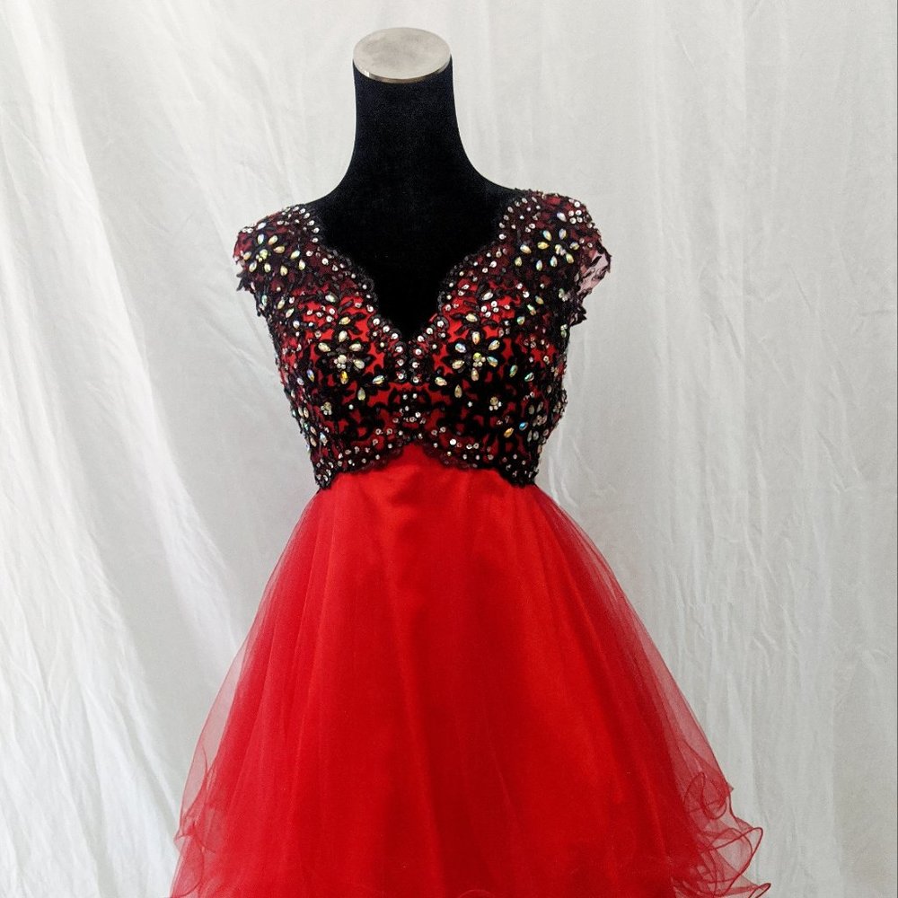 Darling Flowy Red and Black Beaded Tony Bowls A Line Size 0 Dress